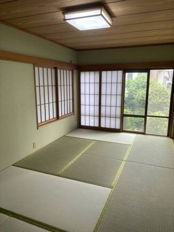 和室8.5畳。新品畳表の良い香り。