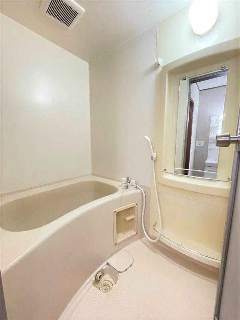 追い焚き機能付きの浴室
シャワー付洗面台も！