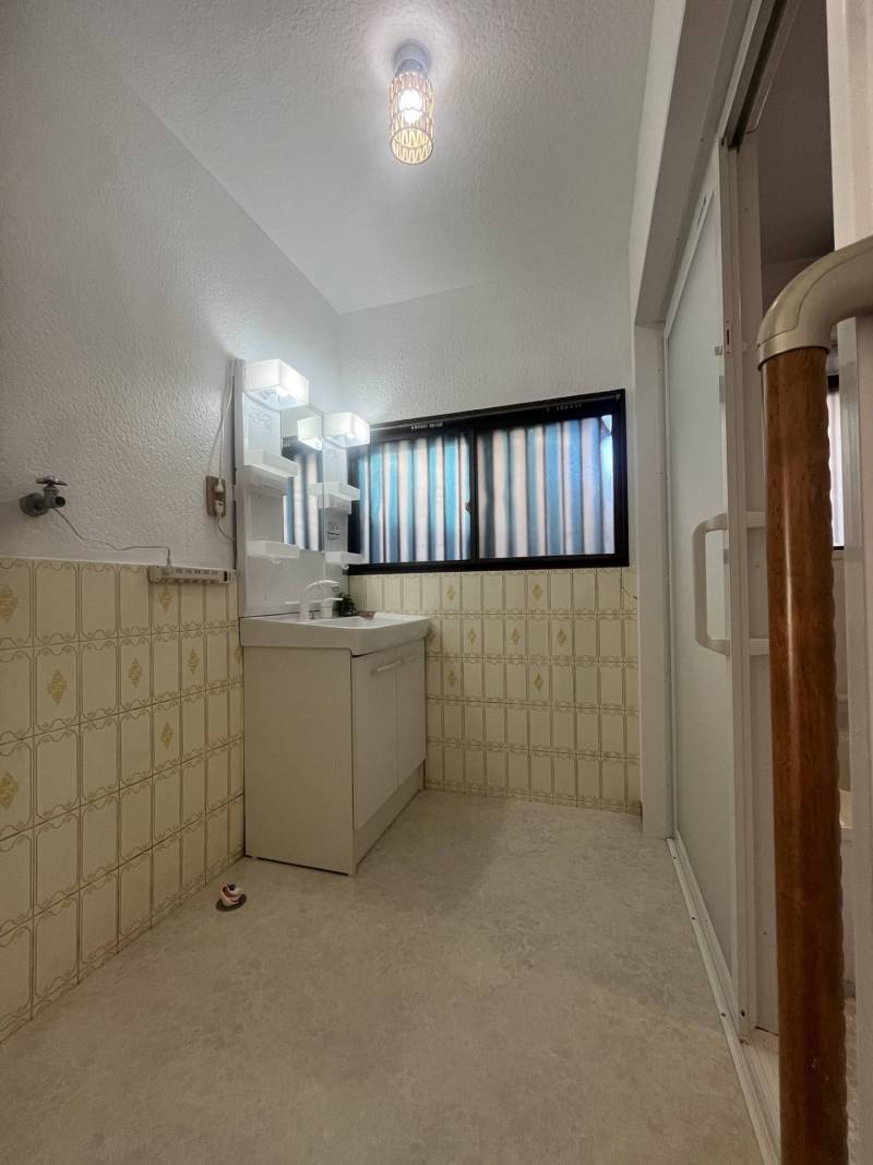 広々シャワー付き洗面化粧台＆洗濯機置き場