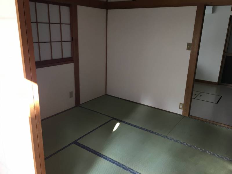 1階縁側横の和室
畳新品です