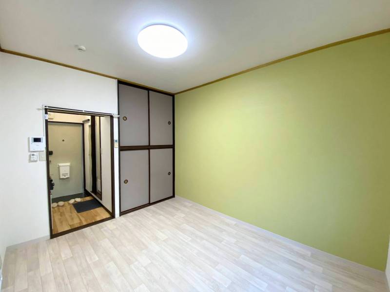 一面にデザインカラークロスを採用し、オシャレ！