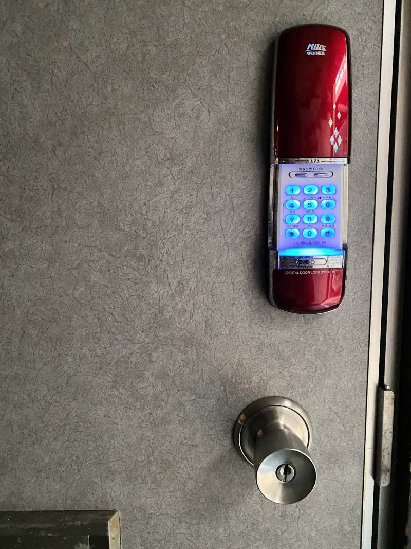 ドアノブキーと電子錠のダブルロック。