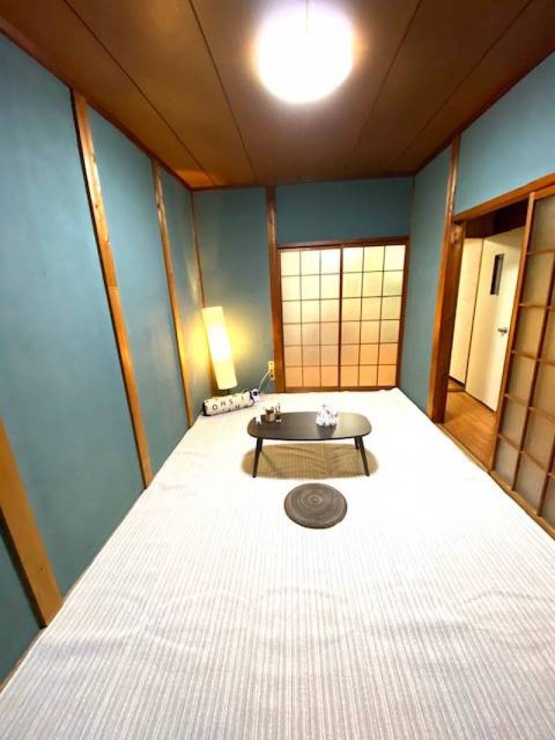この部屋のテーブル、照明は家具に含みません。