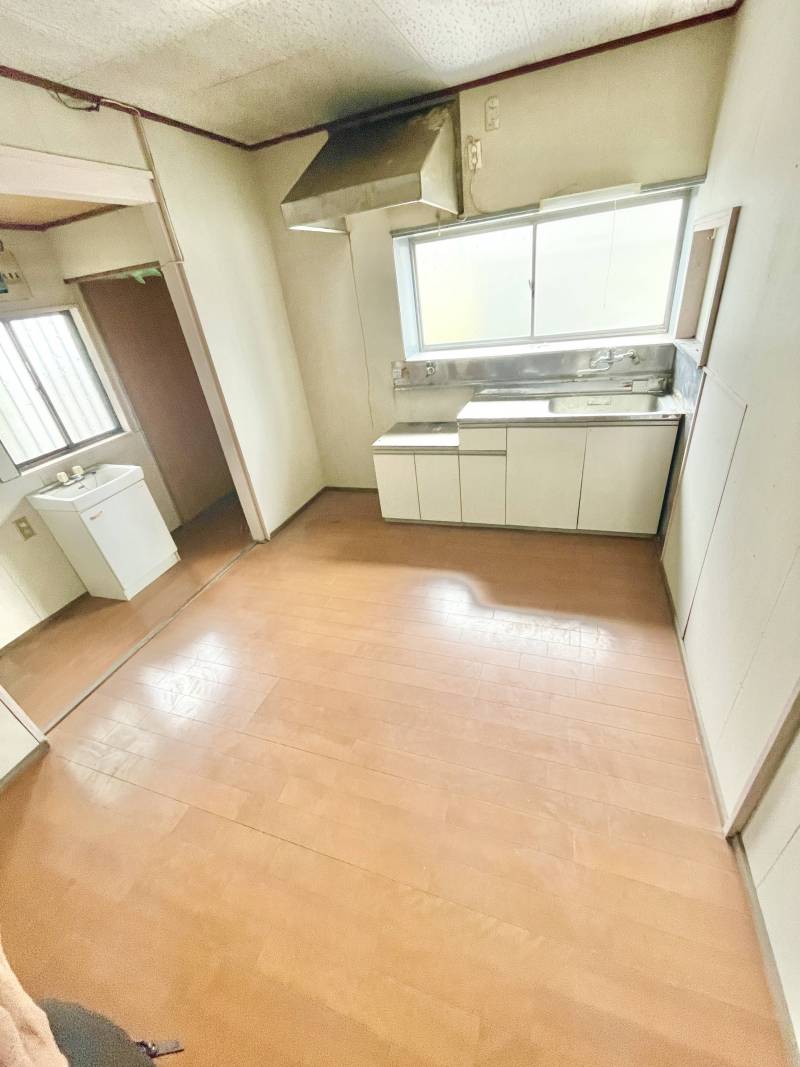 フローリングのダイニングキッチンです。