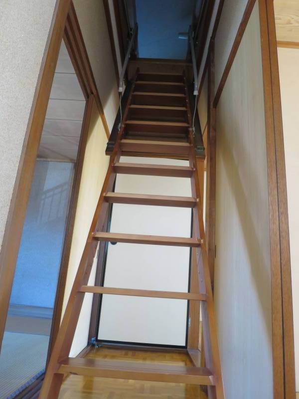 屋根裏収納（収納式階段）