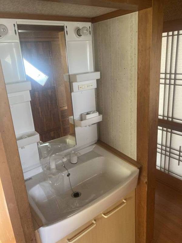 新品の洗面台。水道も使用可能です。