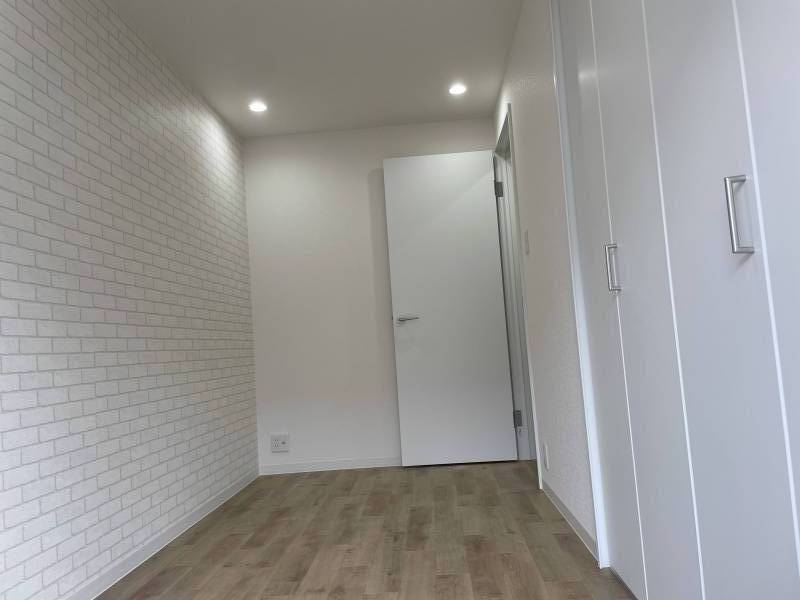 2階バルコニー側の部屋。エアコン、クローゼットもあります。