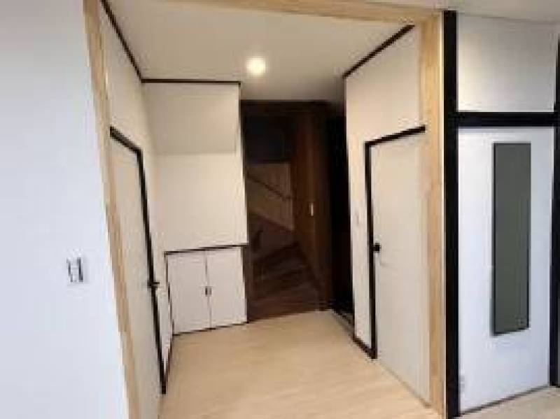 玄関前に全身を確認できる鏡を設置
