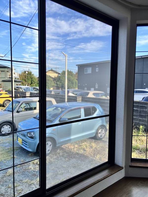 101号室は角部屋で大きな出窓あり！これはかなりのお得感！