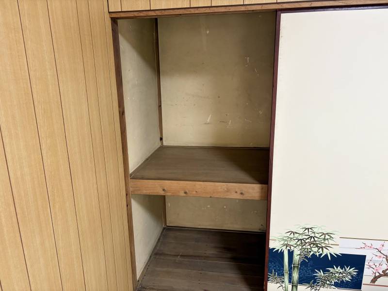 押入は高さ奥行きがあり物を置くのに十分なスペースです。