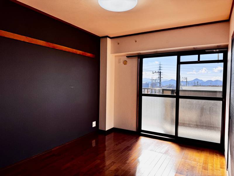 南側5.9帖洋室。日当たり良好です。