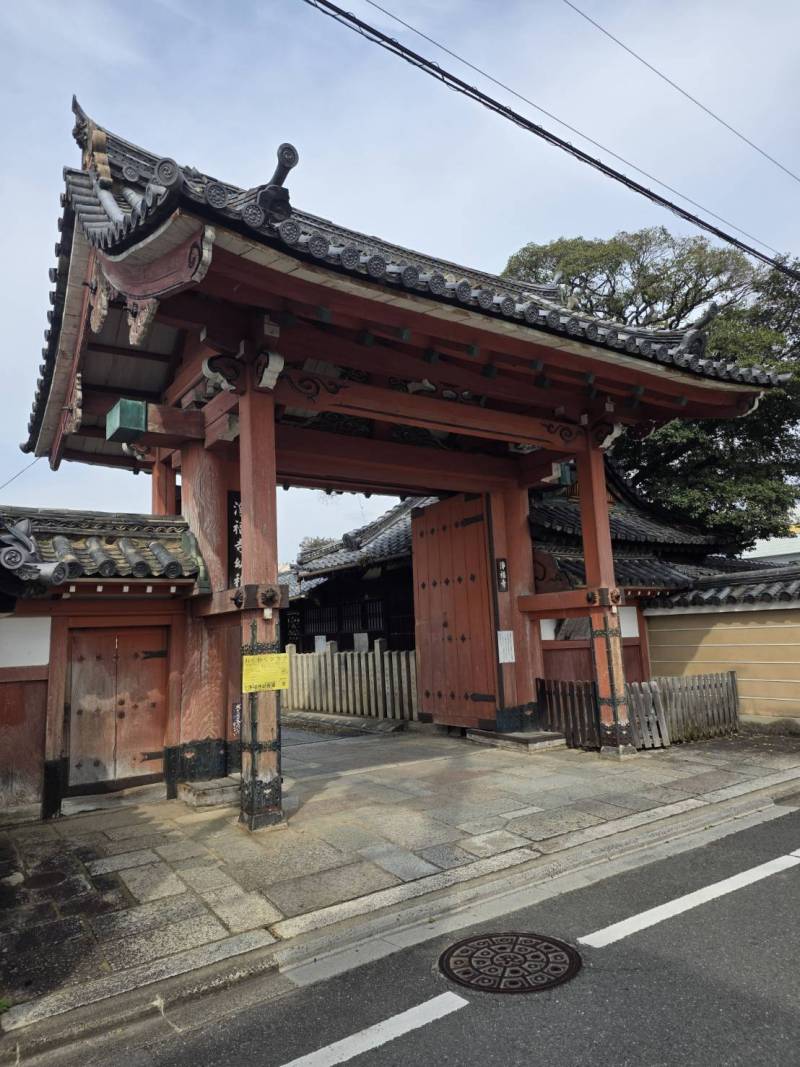 斜向かいには浄福寺さんがございます。