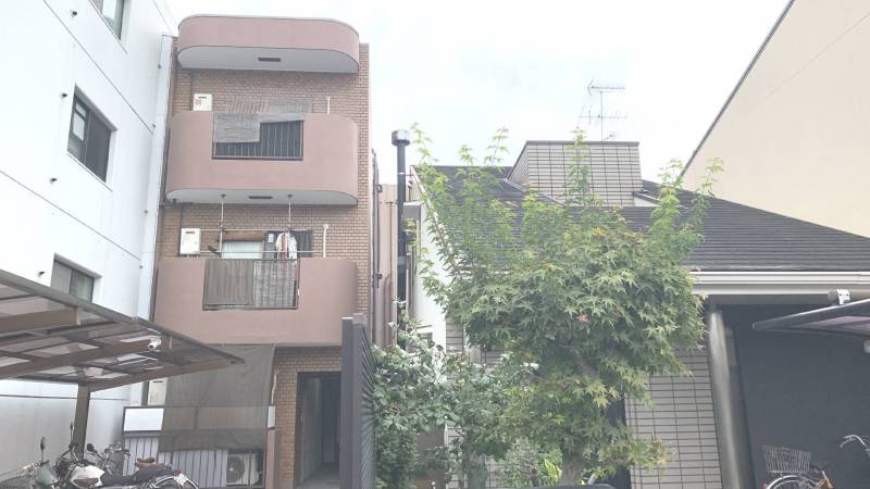 下町にある小さなマンションです。