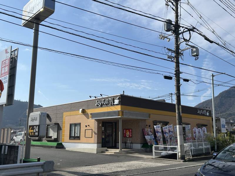 近隣にファミレスあります。