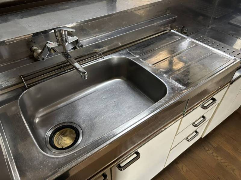 シングル混合栓。水量と温度を片手で調節でき、非常に便利！