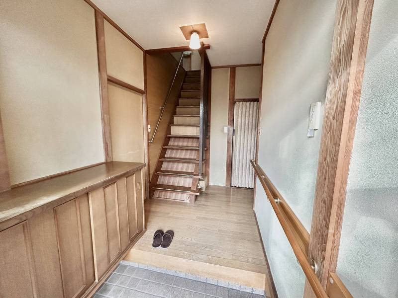 手すりがあるので、靴を履きやすいです。