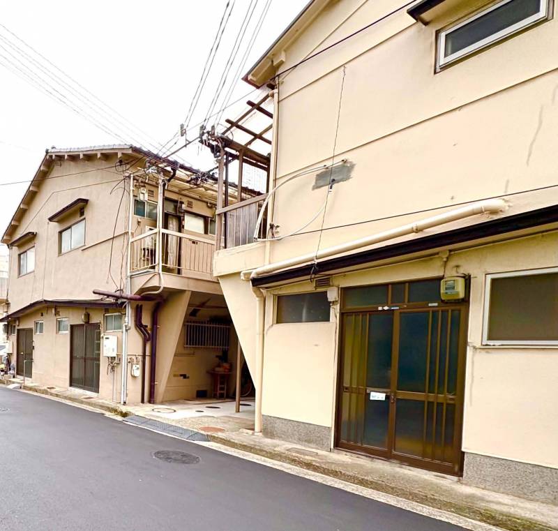 アパートの前の通りは広く、駅までの道のりも簡単