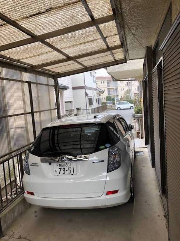 駐車場背後から。小型車、軽自動車がお勧めです。