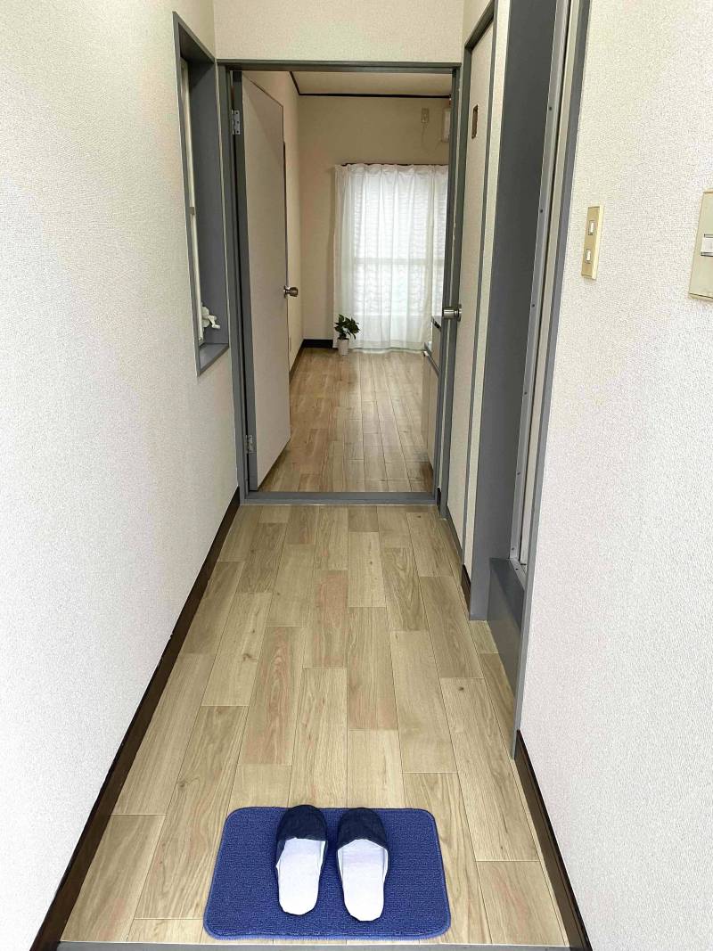 玄関。左手に窓、右手前がバスルーム、右手奥がトイレです。