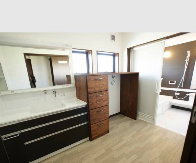 洗面台も脱衣所も広々♪こちらにも造り付けの棚があります。