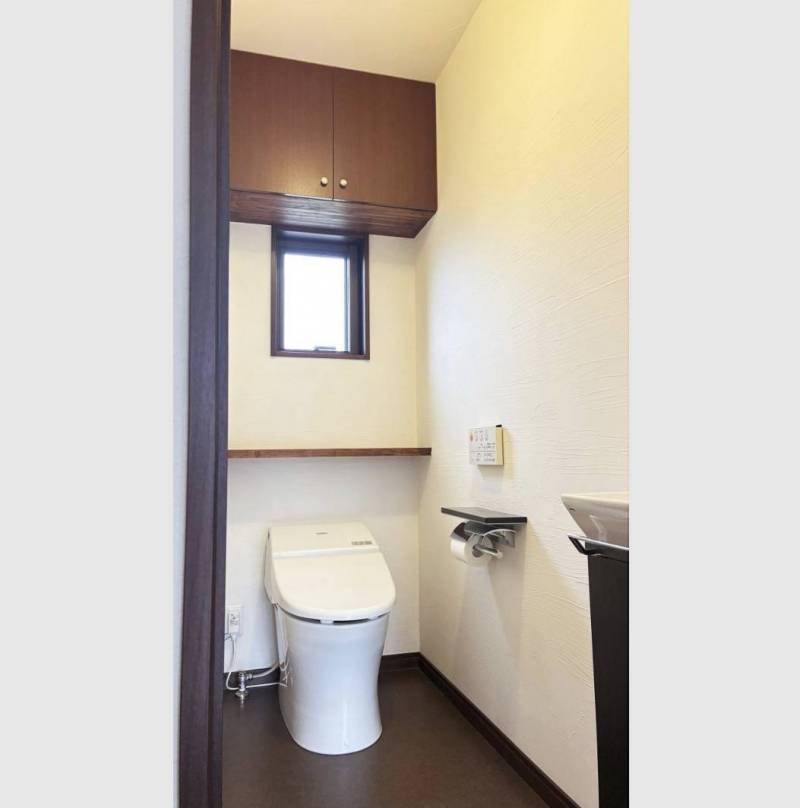 1階トイレも珪藻土を使用しています。