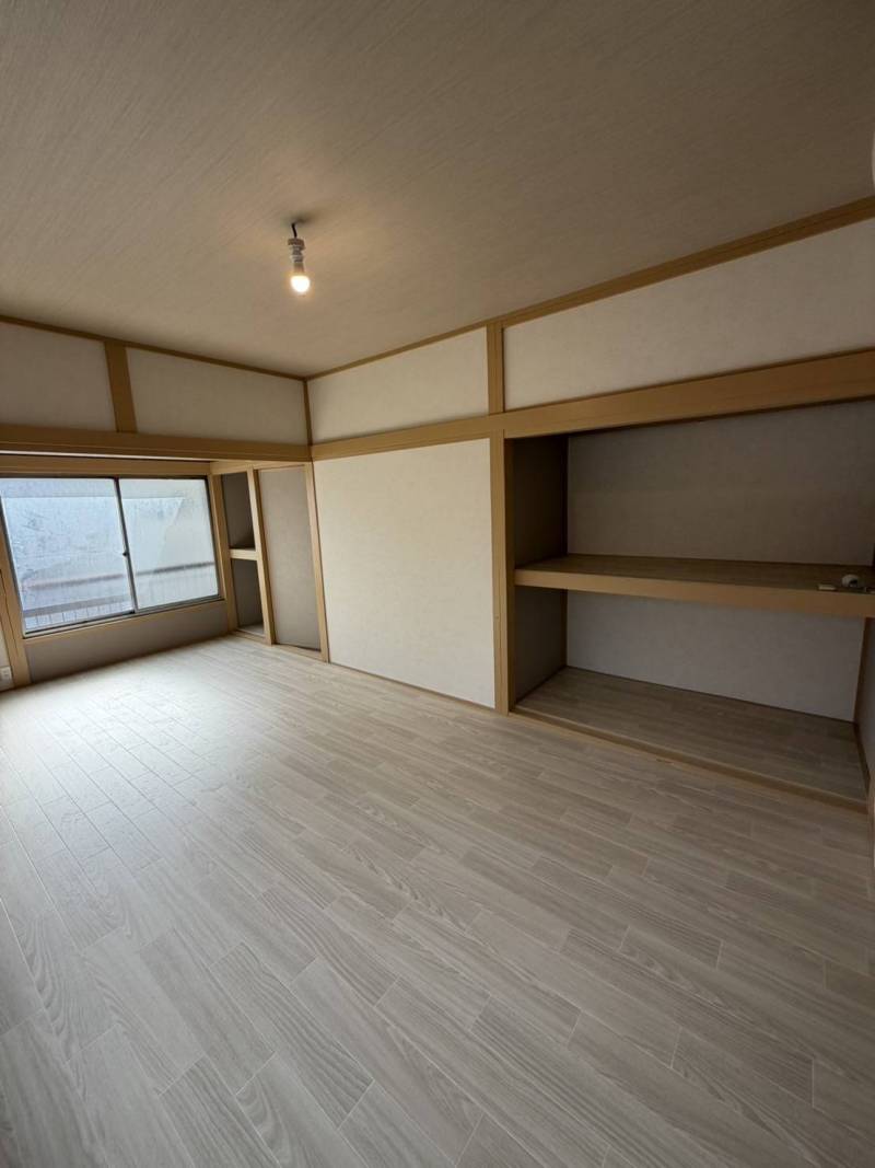 床、クロス、天井、すべてリフォーム済です