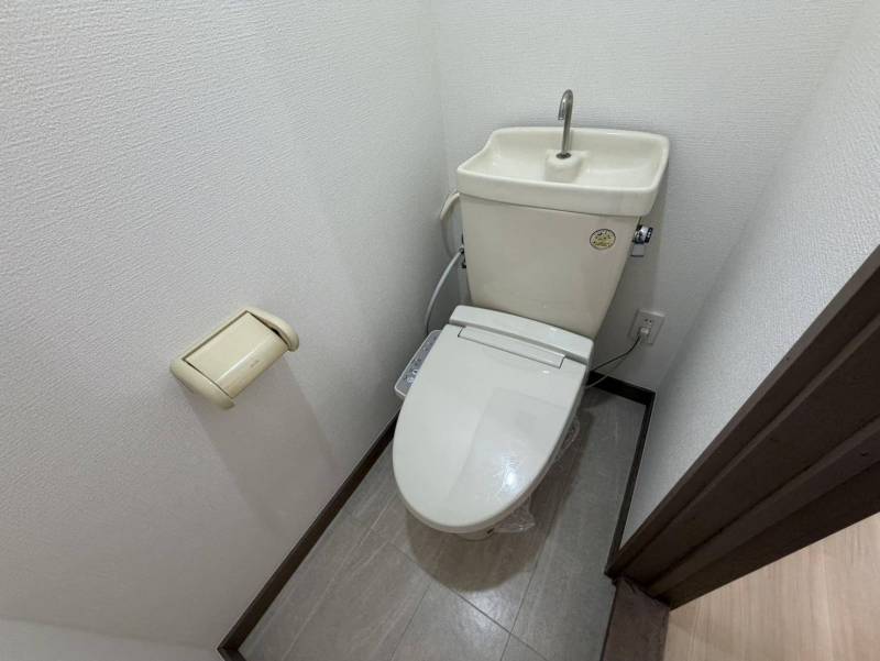 温水洗浄便座付きの独立トイレ