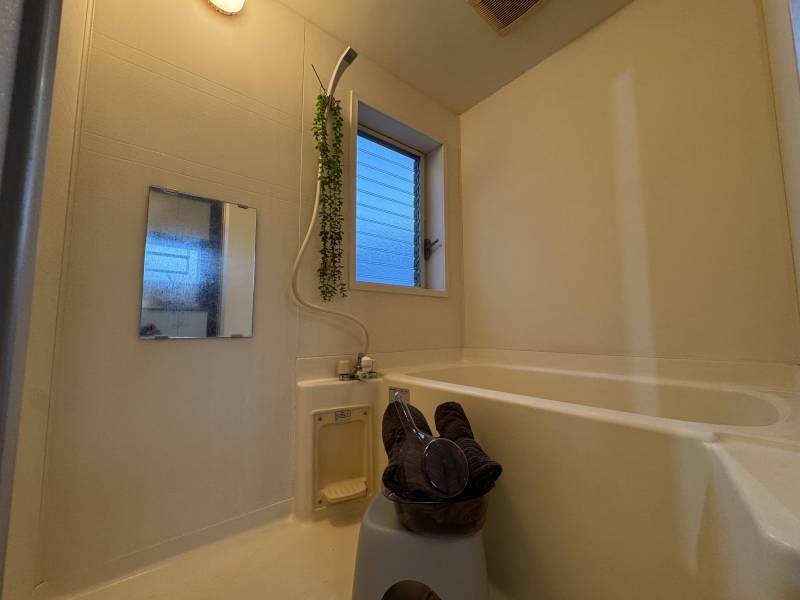 窓がある明るい浴室です。