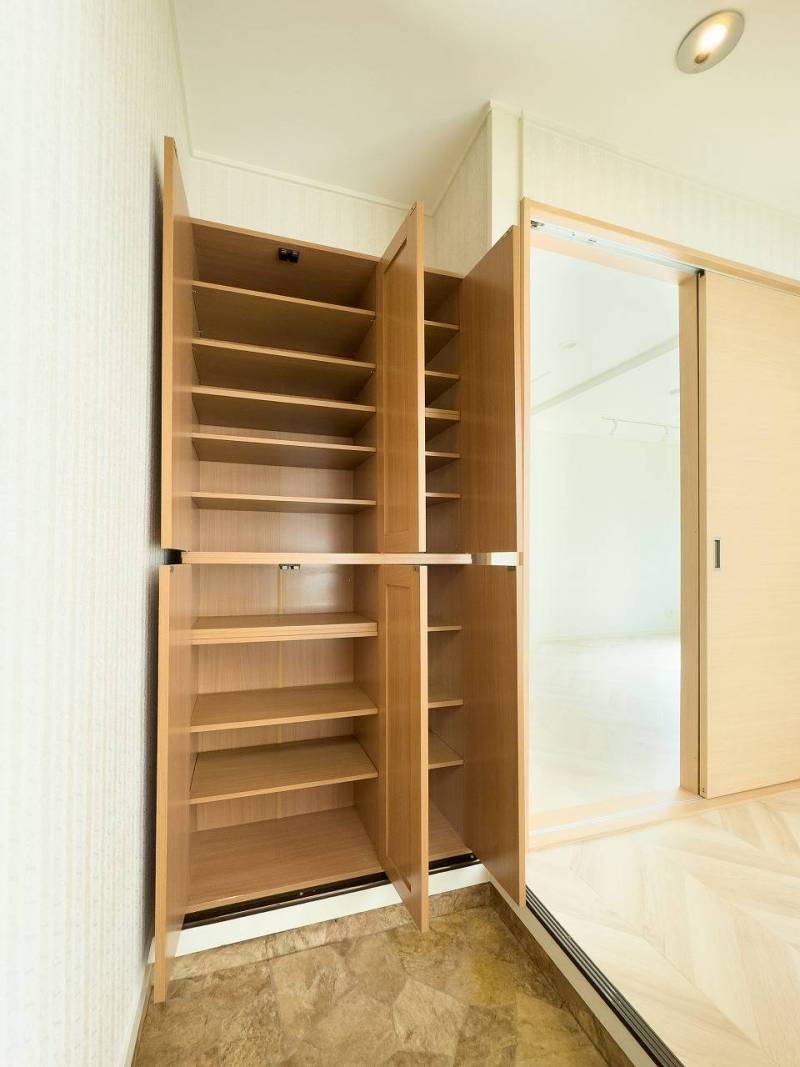 鏡付きSBOXで50足すっきり収納・可動棚できれいに整理