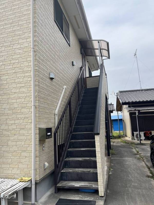 玄関部分に屋根をつけたので雨の日でも安心です。