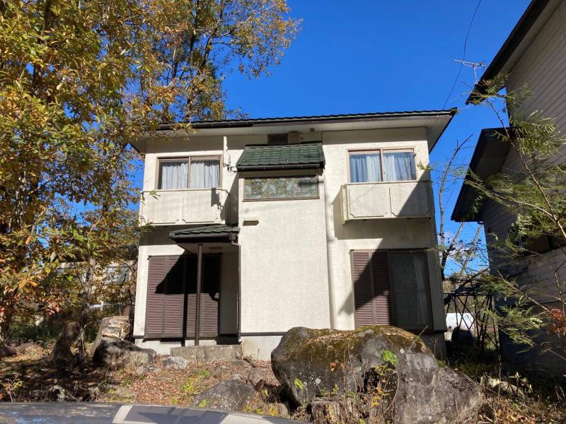 駐車場はありませんが、別荘地の私道で、路上に駐車可能です。