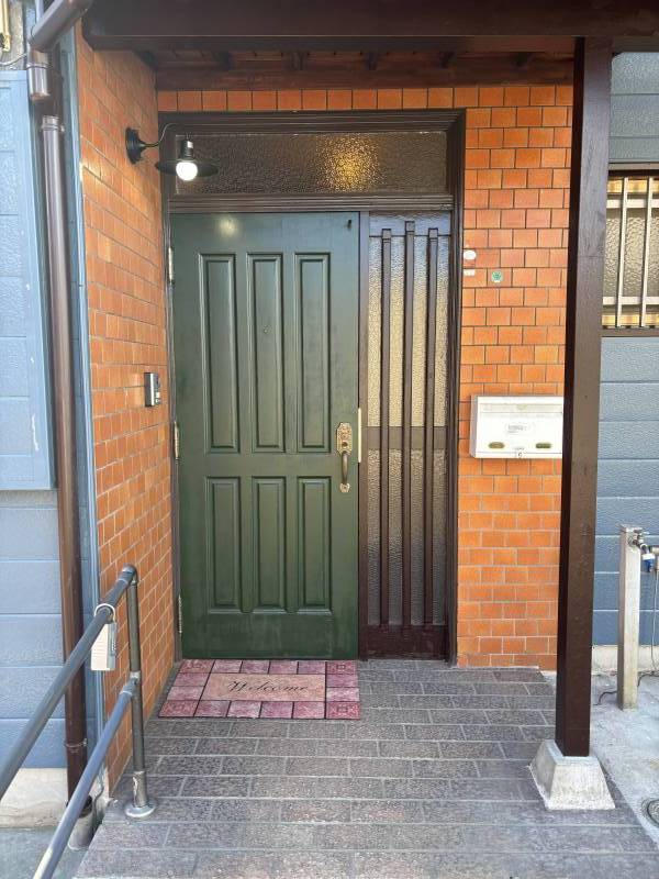 ノスタルジックな玄関ポーチ