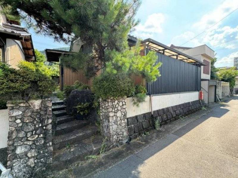 石段と庭木が迎える趣ある外観