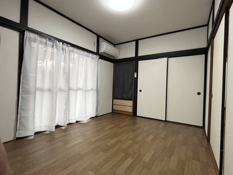 南側居室。床、クロス張替済み。レースカーテンプレゼント