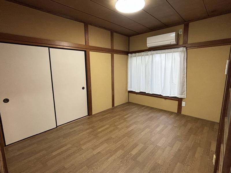 西向き居室。こちらは床張替え済み