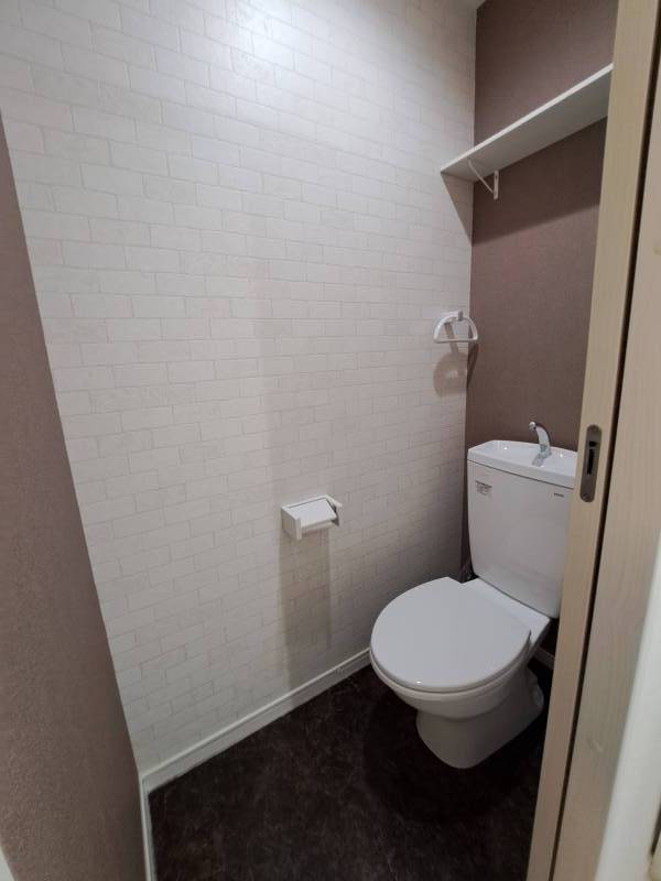 落ち着く内装です。
棚があり、便利です。