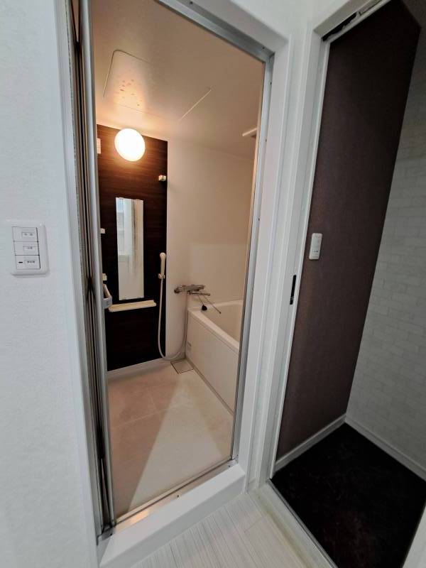 お洒落なバス。
バスタブは、ゆったりつかれる大きさです。