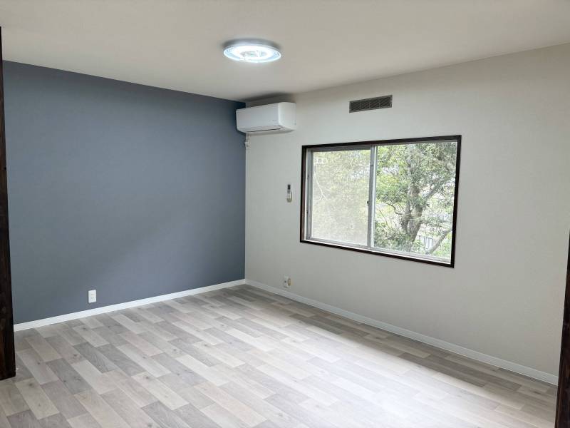 部屋は天井、壁、床をリフォームして新品になっています。