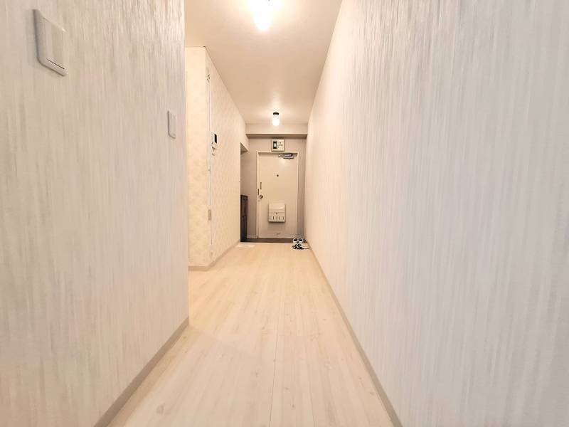 部屋から見た廊下は広め