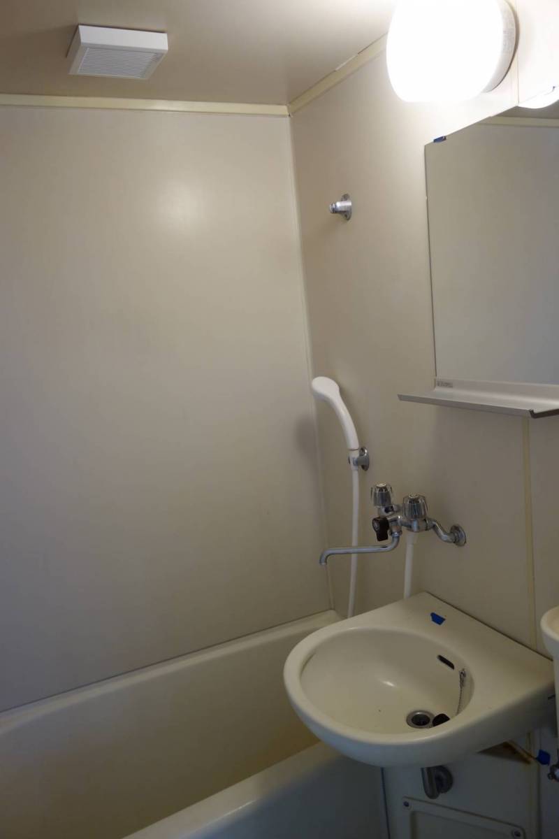 浴室全景です。この後混合栓を交換しました。