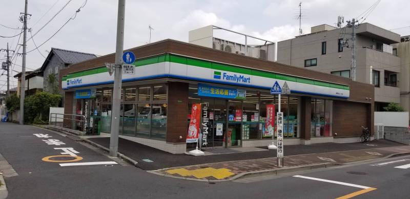 歩いて１分くらいにコンビニがあります。