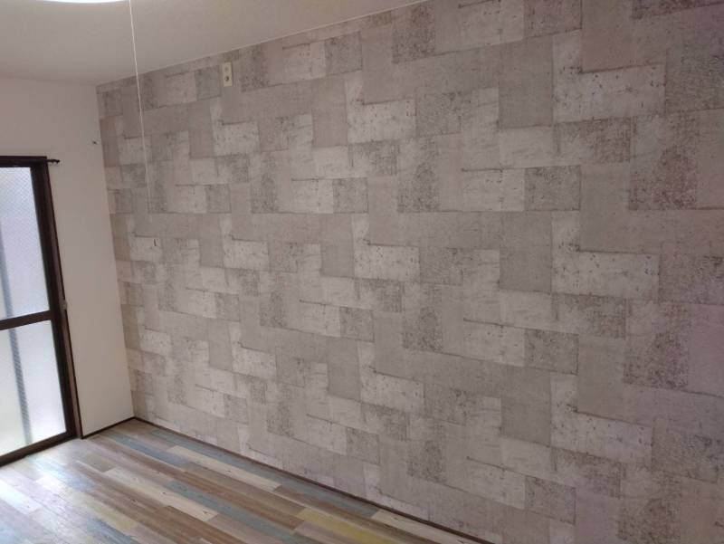 壁の一部をオシャレなアクセントクロスにしました！