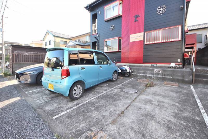 駐車場とても停めやすい。防犯カメラ設置