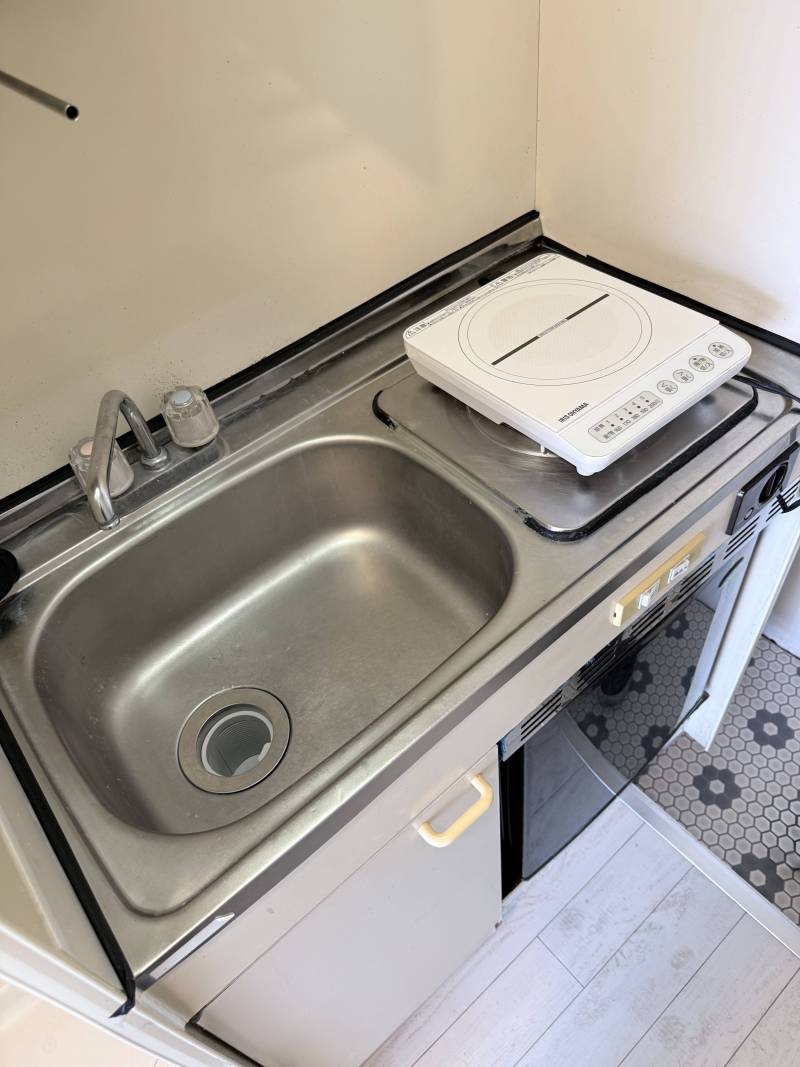 ミニ冷蔵庫付きキッチン。IH電器コンロ設置済