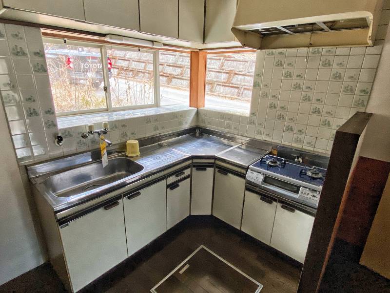 キッチンにはコーナー出窓があり広さと明るさがあります