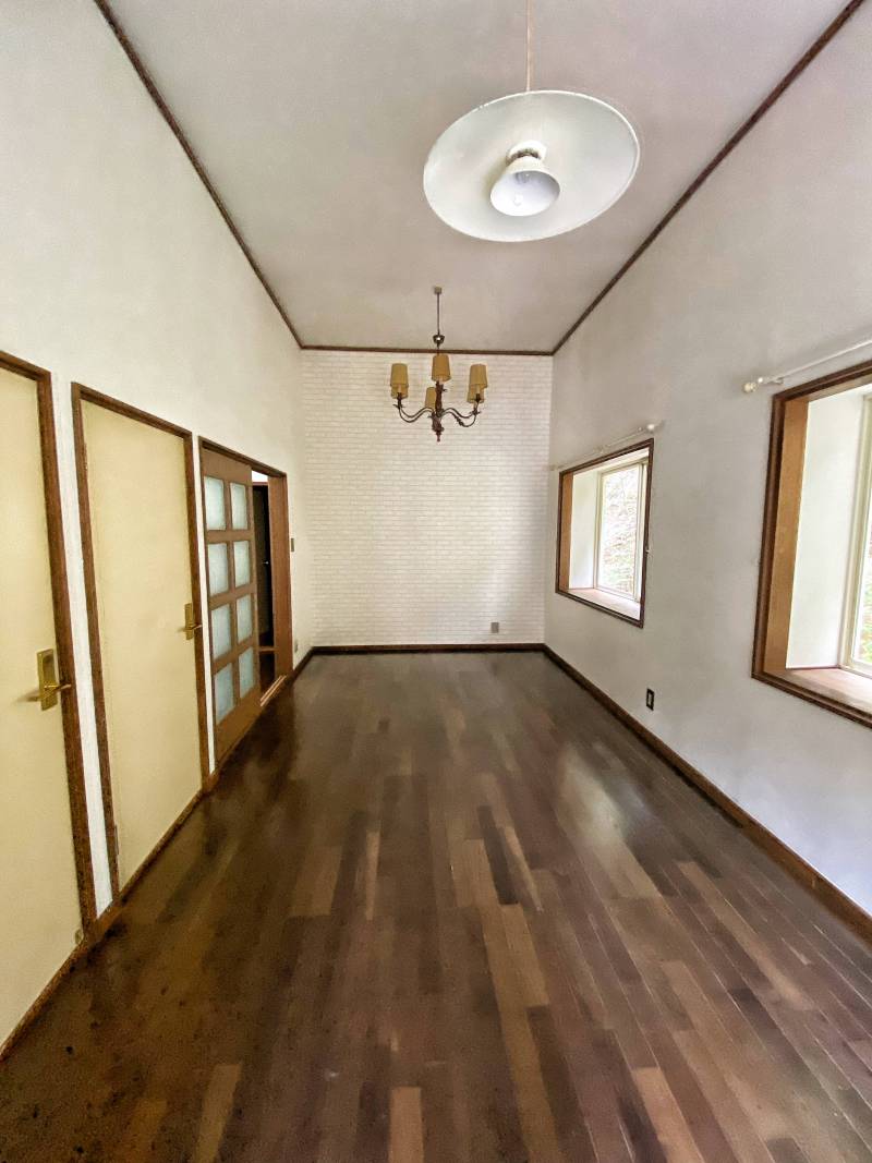 ２階洋室7.5帖　天井が高く開放感がある空間です