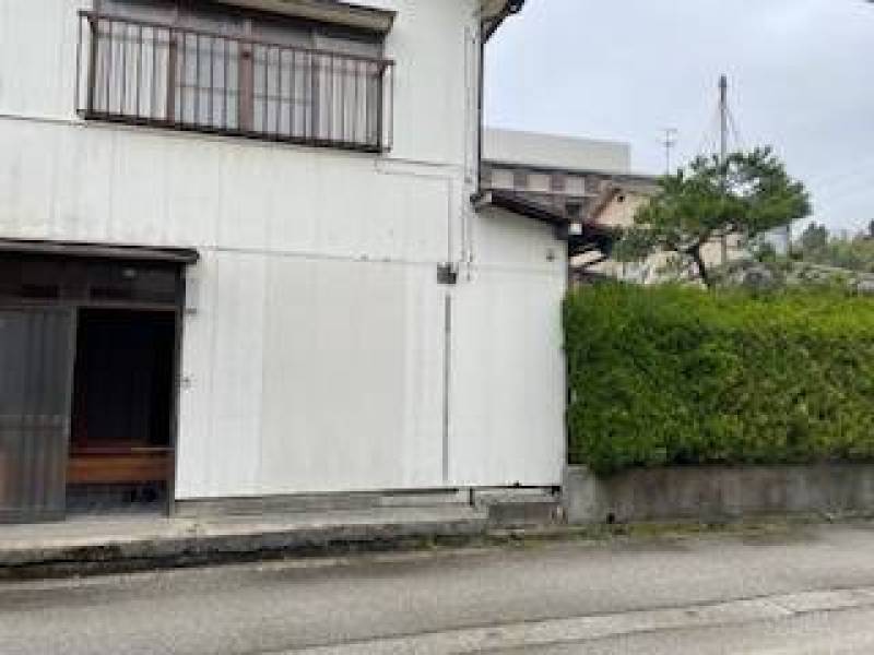 右側奥に北側玄関
