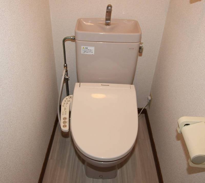 トイレ　温水洗浄機能付き便座　新品。