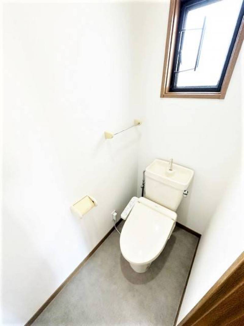 トイレに小窓がついています