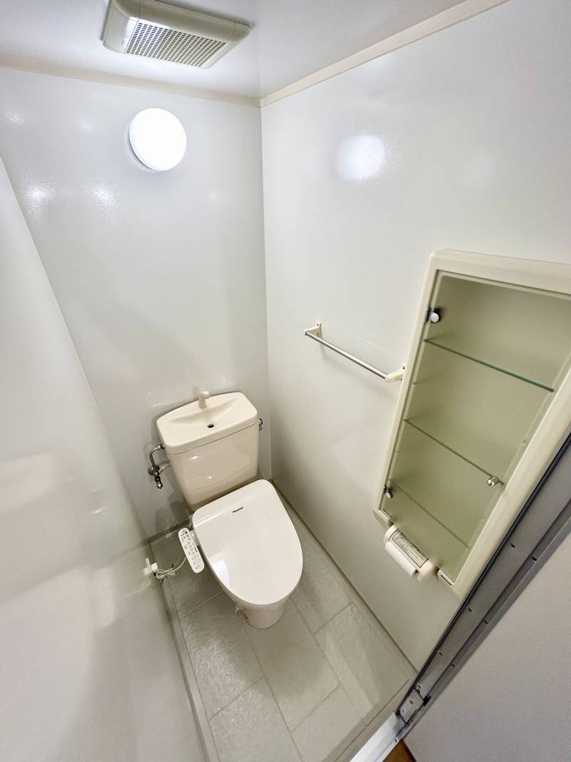 トイレも清潔感があります。もちろんウォシュレット付き♪